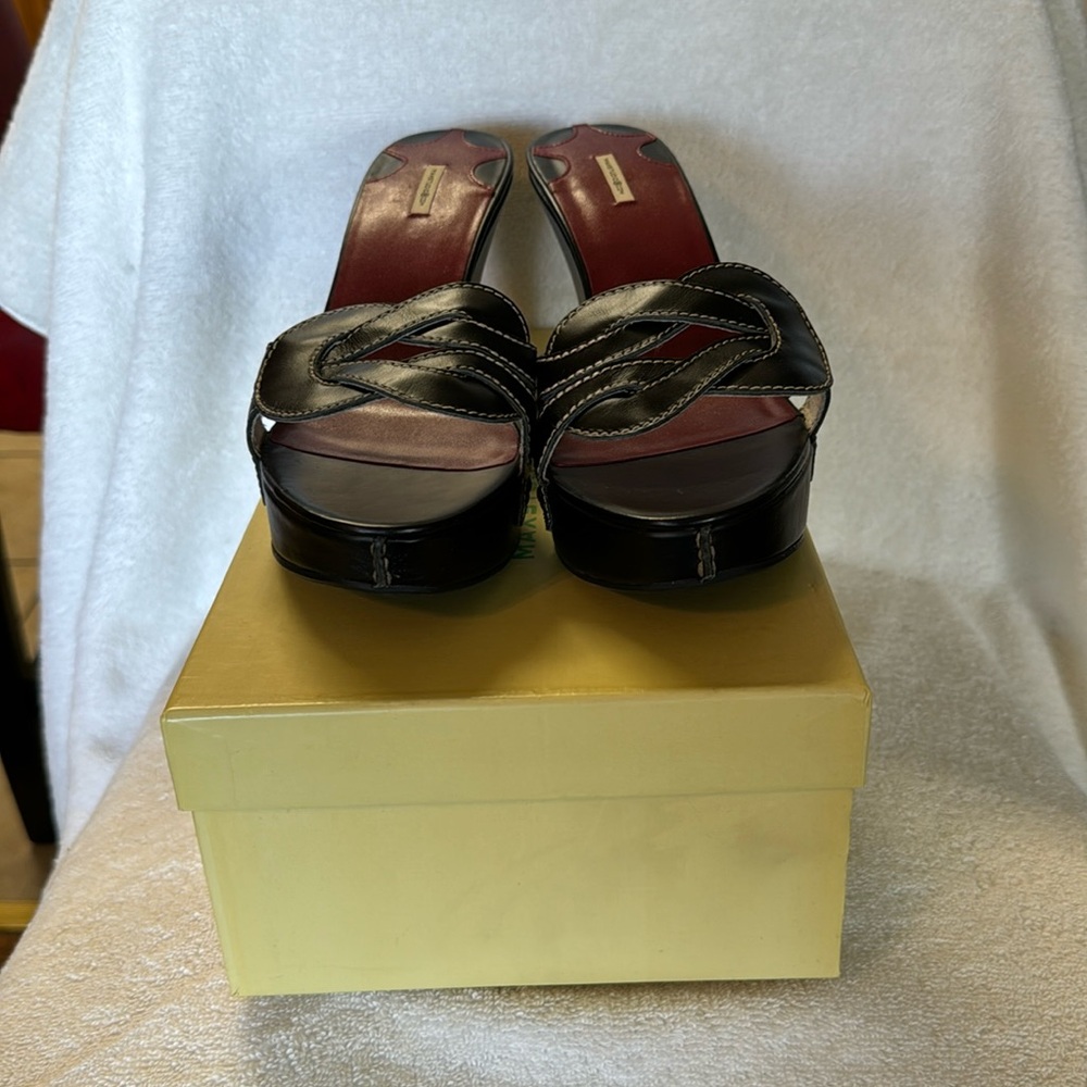 Max  Studio women open toe clogs size 9